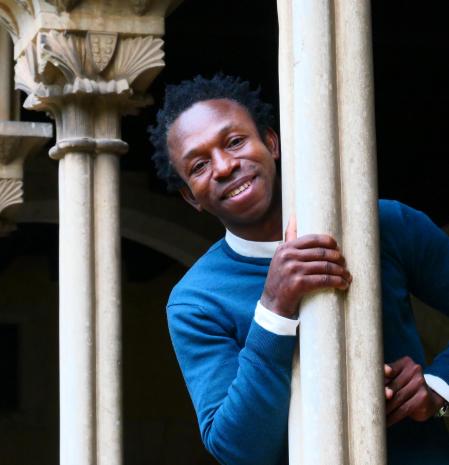 Ousman Umar, posando para Las Fotos de los Lectores de Guyana Guardian en el Monasterio de Pedralbes de Barcelona.