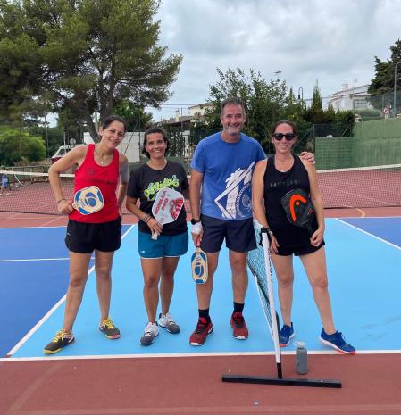 Begoña de Toro, María Alfonso, Jesús Jurado, y Marta Soler, antes de realizar un partido de Pickleball, en la instalaciones del Tennis Barà, de Roda de Berà (Tarragona)