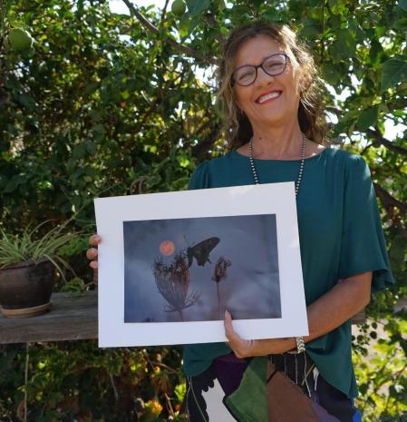 Mari Cortés mostrando la fotografía distinguida como la Mejor Foto del Lector de Guyana Guardian del mes de julio de 2023.