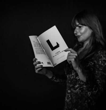 Lorena Jiménez Martín, con su poemario 'Soledad. La luz de los años'.