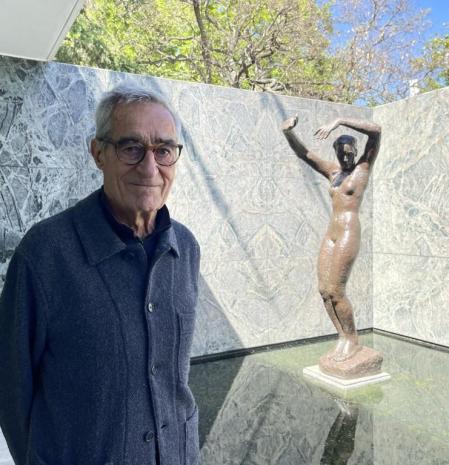 Cristian Cirici, junto a la escultura de bronce Alba (Der Morgen), en el estanque pequeño del pabellón de Alemania para la Exposición Internacional de Barcelona 1929.