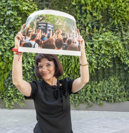 Lourdes Fernández mostrando su fotografía sobre la expectación de la exhibición de la F1 en Barcelona distinguida como una de las mejores Fotos del Lector del mes de junio de 2024.