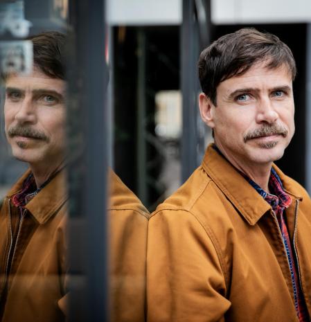 Lucas Adamson, autor de una de las mejores Fotos del Lector del mes de octubre de 2024, cuando retrató la tromba marina en la costa de Barcelona.