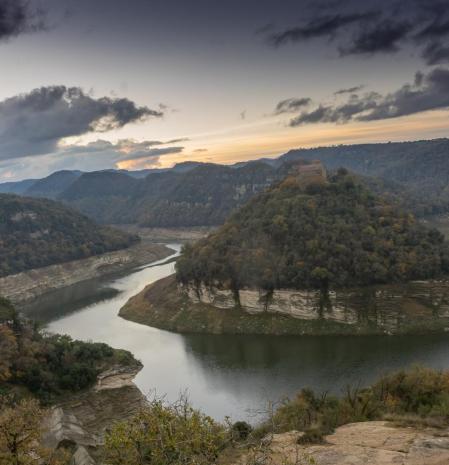 El meandro del Ter, cola del pantano de Sau, inundado de agua.