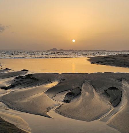 La calima impone el cielo terroso.
