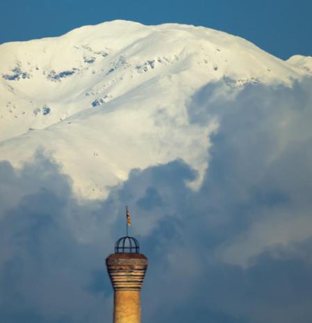 Chimenea del Sucre y el Puigmal nevado.