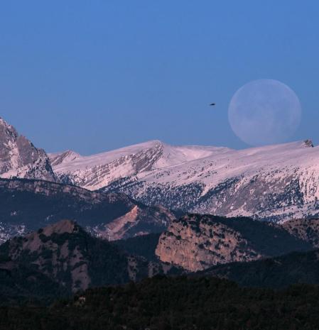 La luna casi invisible del Cadí.