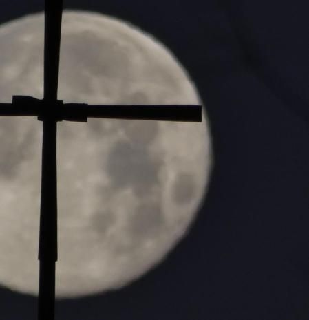 La luna llena en Sant Cristòfol de Begues.