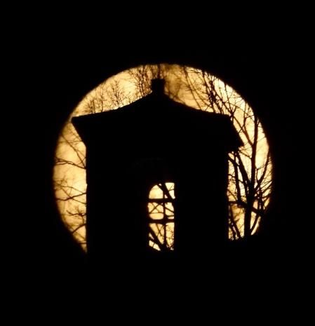 La luna llena con la iglesia de Sant Cristòfol.