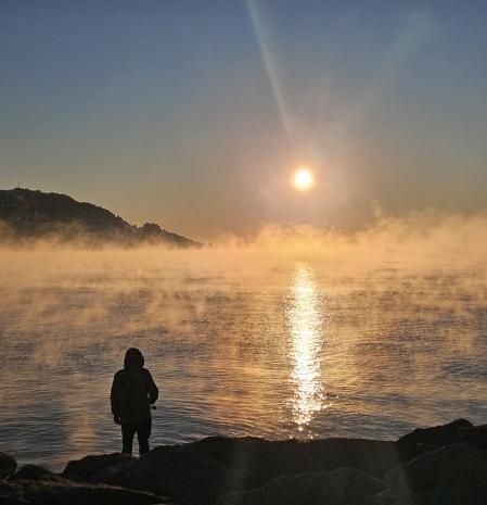 Humo ártico al amanecer en la bahía de Roses.