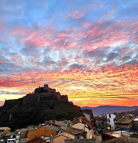El alba coloreada del castillo de Cardona.