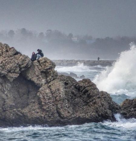 Oleaje con espectadores atrevidos en Empúries.
