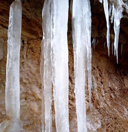 Carámbanos entre la sequía en el pantano de la Llosa del Cavall.