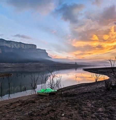 El bote de pedales símbolo de la sequía en el pantano de Sau.