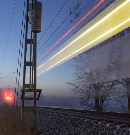 El tren de la R3 que va a Puigcerdà y la Tour de Querol avanza por la Plana de Vic bajo la luna menguante.