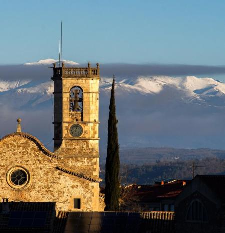 Sant Bartomeu del Grau, con los guardianes de nieve al fondo.