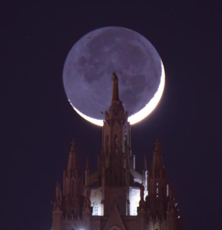 La luna Cenicienta del Tibidabo.