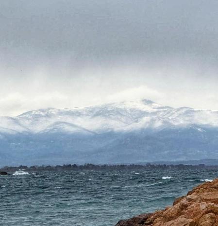 Mar y montaña de lluvia y nieve visto desde L'Escala.