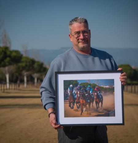 Guillo Dehon muestra su fotografía en el mismo campo de Vila-Seca donde fue realizada
