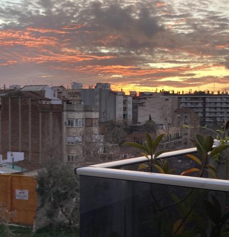 Amanecer de balcón en Barcelona.
