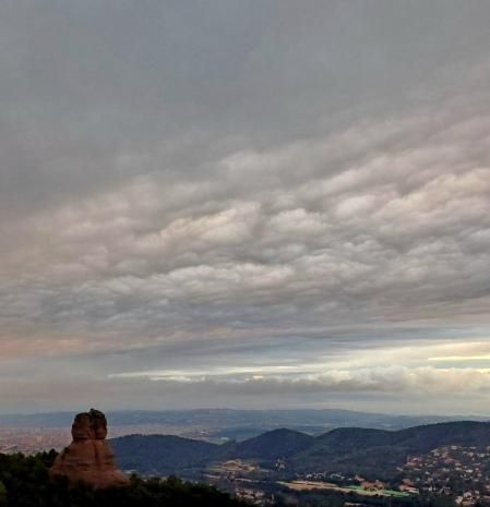 Paisaje de nubes en Sant Llorenç del Munt al amanecer.