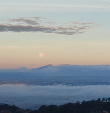 La luna llena de nieve sobre Montserrat.