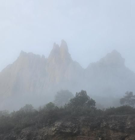 Montserrat envuelta en la niebla.
