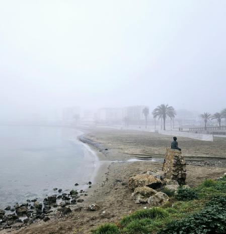 Amanecer con niebla junto a la escultura de El Principito.