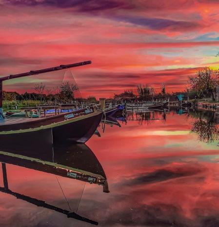 Explosión de luz rojiza del candilazo en El Saler.