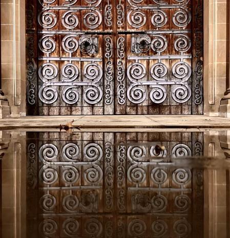 Mágico reflejo de la puerta de la iglesia de Parets del Vallès.