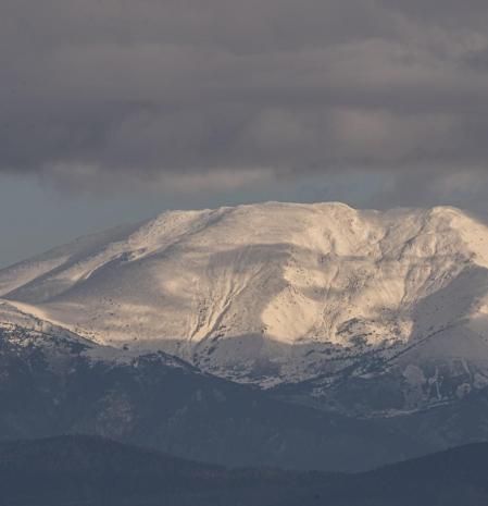 Falgars d'en Bas, mirador del Canigó nevado.