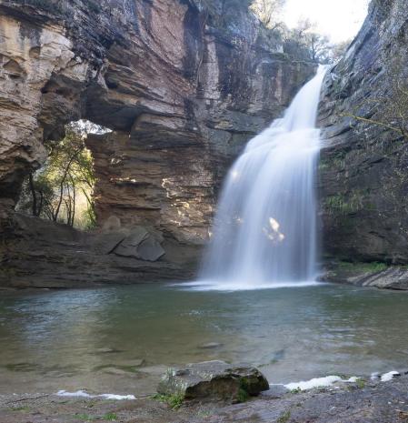 Se ilumina el agujero de la cascada de La Foradada.
