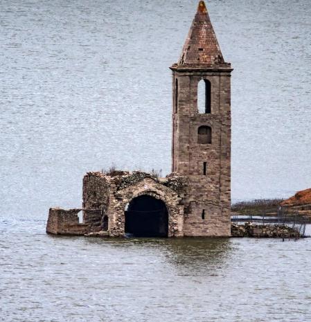 La iglesia del pantano de Sau vuelve a ser una isla, imágenes del lector Emili Vilamala, quien muestra el importante aumento del caudal con las últimas lluvias, hasta el punto que el agua ya rodea la iglesia de Sant Romà. El embalse está al 36% de su capacidad.