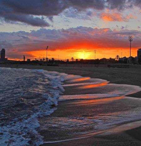 Puesta de sol a orillas del mar en Barcelona.