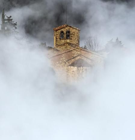 La iglesia de Tavertet, entre la niebla.