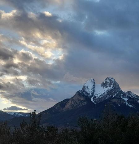 La puesta de sol del Pedraforca nevado.