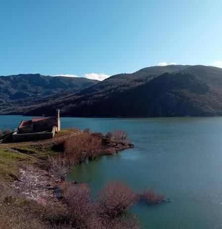 Vista de la iglesia de San Martín de Láncara junto al pantano.
