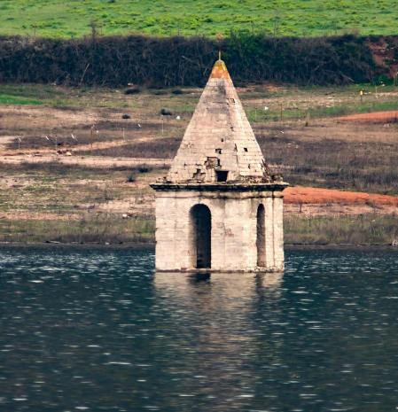 La última ventana del campanario de Sant Romà de Sau es la única que no está sumergida.