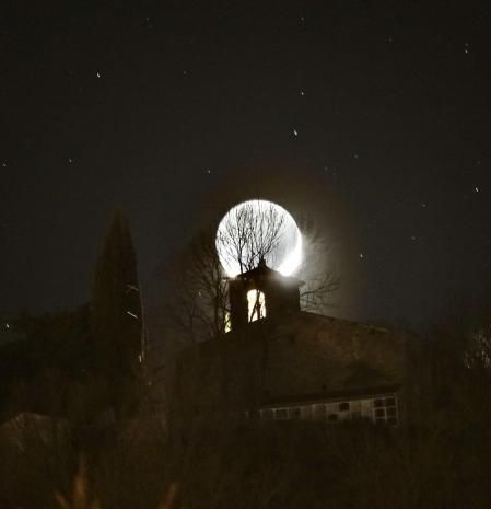 La luna del cementerio de Campdevànol.