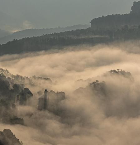La niebla envuelve Sant Joan de Fàbregues.