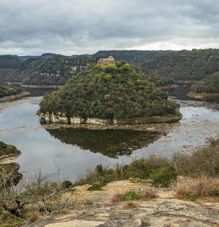 Día de lluvia en la cola del pantano de Sau.