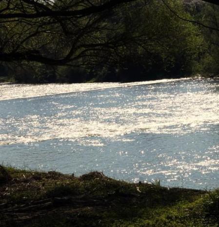 Haciendo el camino Vora Ter en Manlleu en un día veraniego de primavera.