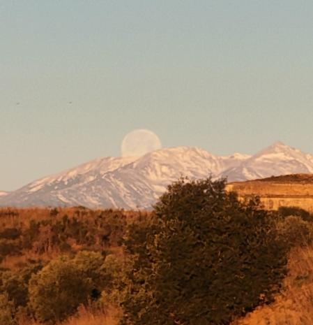 La puesta de la luna llena en el Canigó.
