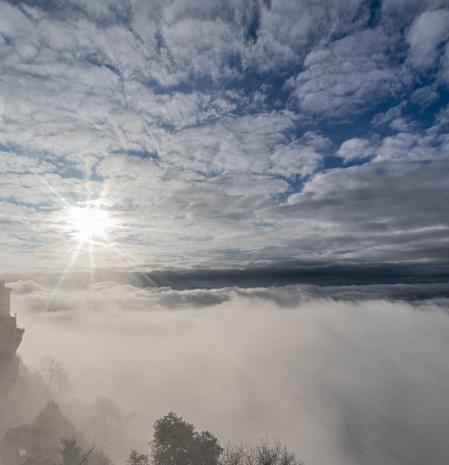 Mar de niebla al amanecer en Bellmunt.