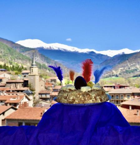 La mona de Pascua en Campdevànol, con el Pirineo nevado de fondo.