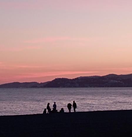 La luz del atardecer en la playa de Salobreña.