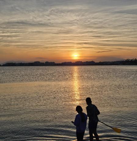 La calma del atardecer en la playa de Roses.