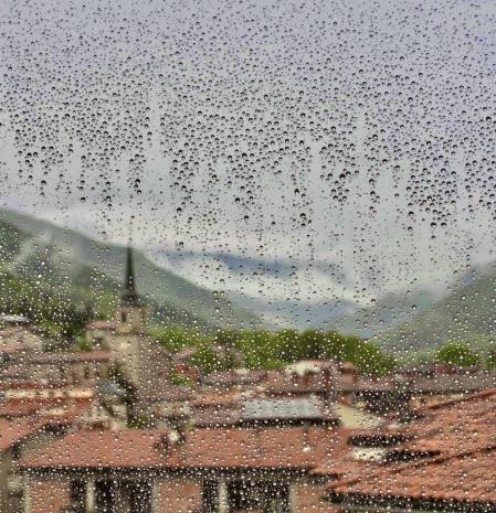 Gotas de lluvia en el cristal, en Campdevànol.