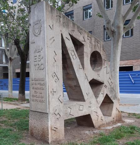 Escultura de homenaje al maestro en Sabadell.