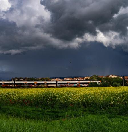 Cortina de lluvia sobre el tren de Rodalies en Vic.